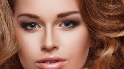 哪位醫(yī)生在青島禾青馨醫(yī)療美容診所提供坐診服務？