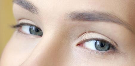 打造完美雙眼皮！蘇薇潔精致眼妝價格揭秘！