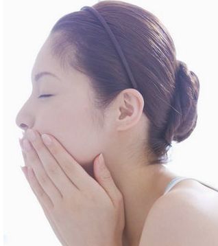 表情歪斜如何調(diào)整，臉型大小有竅門