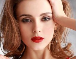 《青醫(yī)附院眼袋手術(shù)，權(quán)威醫(yī)生團(tuán)隊(duì)全面介紹，了解手術(shù)費(fèi)用表》