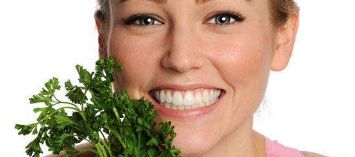 上海九院眼修復哪個醫(yī)生技術(shù)受贊譽？知名醫(yī)師張余光、蘇薇潔、謝峰備受推崇。