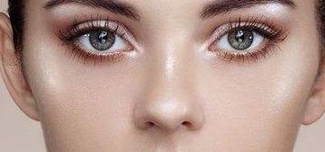 權(quán)威美容專家為您推薦成都隆胸醫(yī)生，獨(dú)家服務(wù)解決平胸問題，期待您的參與！