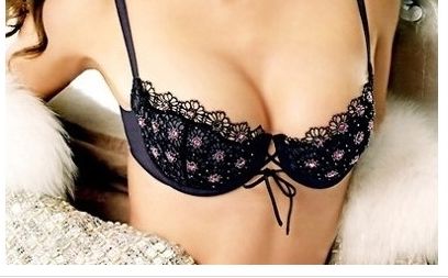 醫(yī)生量曹，誰(shuí)更擅長(zhǎng)雙眼皮手術(shù)？重慶整形巨匠較技細(xì)。