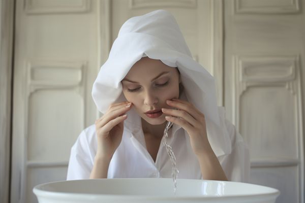 醫(yī)院還是整形機(jī)構(gòu)更適合割雙眼皮？四點(diǎn)解析，輕松選擇！