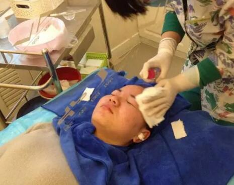 合肥艾雅整形紅藍(lán)光祛痘治療中