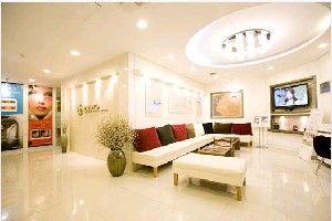 威海英姬醫(yī)療美容診所/>
</p>
<h3>
    　　威海英姬醫(yī)療美容診所鼻尖整形的手術(shù)過(guò)程
</h3>
<p>
    　　1、鼻孔內(nèi)側(cè)緣切口加鼻小柱鼻唇角處W形切口，劃兩個(gè)鼻孔切線后，局部麻醉；
</p>
<p>
    　　2、按照前面畫的切線，在鼻孔內(nèi)開(kāi)小切口；
</p>
<p>
    　　3、沿記號(hào)線作小切口，然后自切口沿骨頭向鼻根處作皮下分離.清除多余的鼻尖部軟組織及鼻翼過(guò)多的一部分，將兩側(cè)鼻翼軟骨靠攏至中央；
</p>
<p>
    　　4、將修剪適當(dāng)?shù)墓腆w硅膠或其它假體植入鼻背；
</p>
<p>
    　　5、確定想要塑造的鼻尖形狀后，要考慮使用哪種材料，例如自體軟骨、人工假體等；
</p>
<p>
    　　6、將自體軟骨或人工假體塑成所需形狀，固定于鼻尖；
</p>
<p>
    　　7、將自體軟骨插入鼻尖，并與受術(shù)者鼻梁一起縫合；
</p>
<p>
    　　8、鼻尖整形手術(shù)時(shí)要仔細(xì)觀察整個(gè)鼻型是否自然。
</p>
<p style=