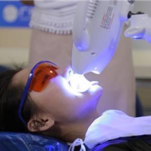 保定東陽(yáng)口腔醫(yī)院醫(yī)生白小青做牙齒冷光美白怎么樣？附案例效果對(duì)比圖