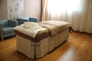 昆山鉑特麗醫(yī)療美容門診部做自體脂肪豐胸怎么樣？