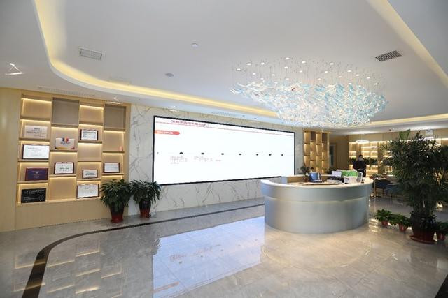 鄭州輕顏美醫(yī)療美容門(mén)診部_前臺(tái)