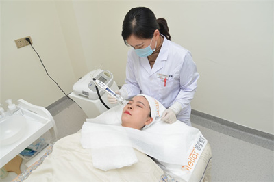 鎮(zhèn)江芘麗芙醫(yī)療美容醫(yī)院_美容進行中