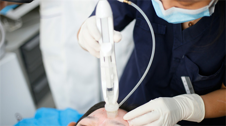 長(zhǎng)沙雍禾美度醫(yī)療美容門診部_儀器操作中