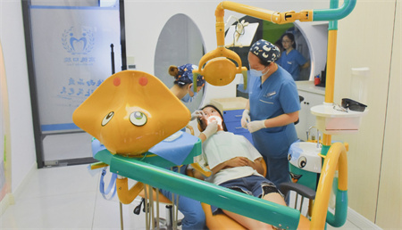 成都元?dú)饷姥揽谇婚T診部_兒童治療室