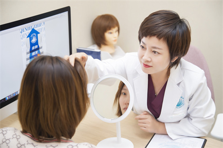 大連親和植發(fā)醫(yī)院_醫(yī)生面診
