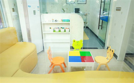 呼和浩特黃氏口腔門診部_兒童診室