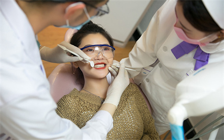 沈陽億美佳口腔診所_患者檢查