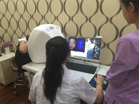 沈陽名流整形美容醫(yī)院_皮膚檢測(cè)中