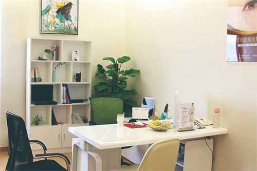 長春盧立平醫(yī)療美容診所_咨詢室
