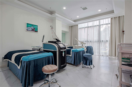 益陽愛思特醫(yī)療美容醫(yī)院_治療室