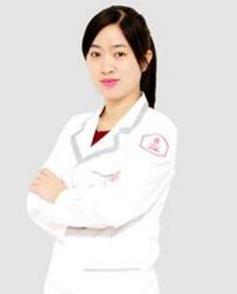 　　林金英，遼寧曙光整形外科醫(yī)院(原協(xié)和)主治醫(yī)師  　　林金英醫(yī)生簡介：  　　畢業(yè)于福建中醫(yī)藥大學(xué)，先后于天津464醫(yī)院及、鄭州集美整形醫(yī)院及上海九院學(xué)習(xí)工作，積累了大量臨床經(jīng)驗。  　　擅長綜合性解決皮膚問題，痤瘡痘痕、太田痣、黃褐痣、雀斑、咖啡斑、色素斑、脫毛登皮膚問題的激光治療及綜合治療。  　　林金英擅長項目：  　　精通于各類色素性皮膚疾病，運用激光等技術(shù)綜合性解決皮膚問題，如太田痣、黃褐斑、雀斑、咖啡斑、痤瘡、痘坑痘印、脫毛等。