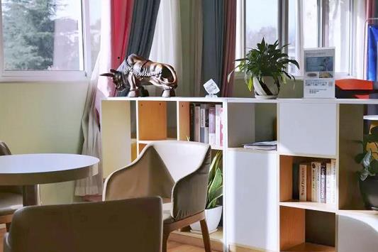 許昌愛爾眼科醫(yī)院_醫(yī)院一角