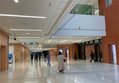 咸陽(yáng)市中心醫(yī)院醫(yī)療美容科_醫(yī)院大廳