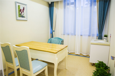 威?，F(xiàn)代婦科醫(yī)院整形美容中心_咨詢室