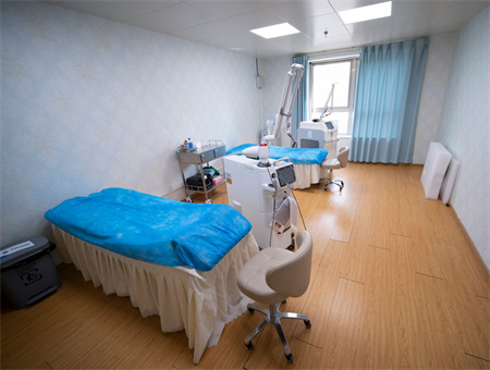 銅川信德醫(yī)療整形美容醫(yī)院_激光治療室